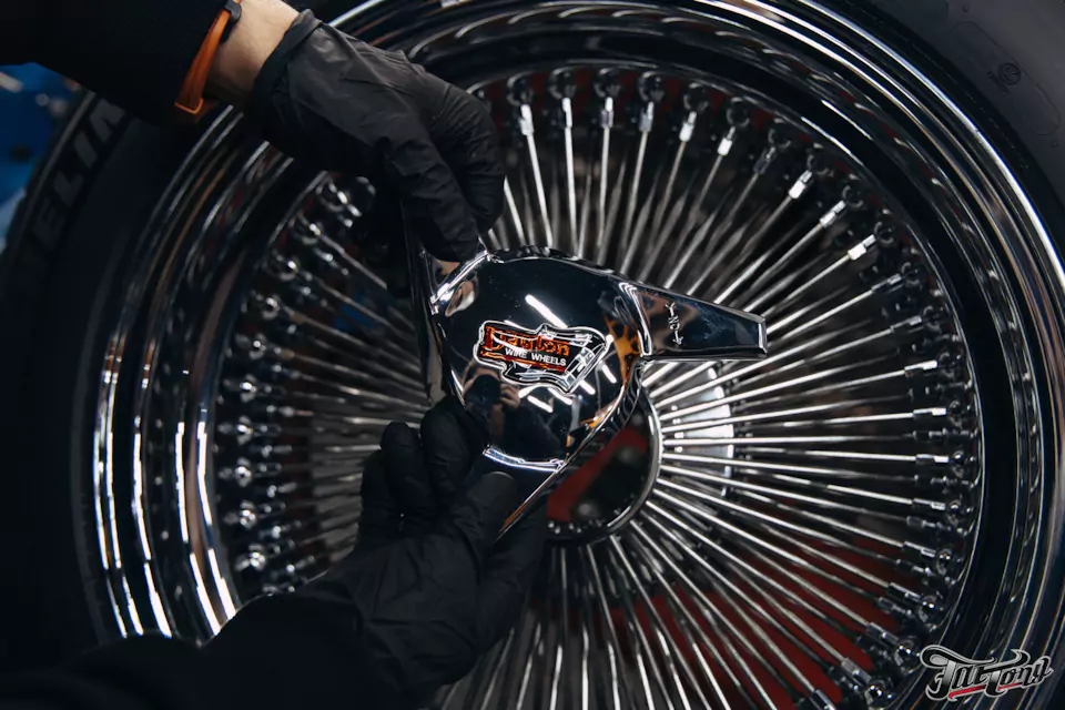 Фирменный шиномонтаж на стендах Hunter для Chevrolet Impala: собрали комплект колес Dayton Wire Wheels с системой knock-off!